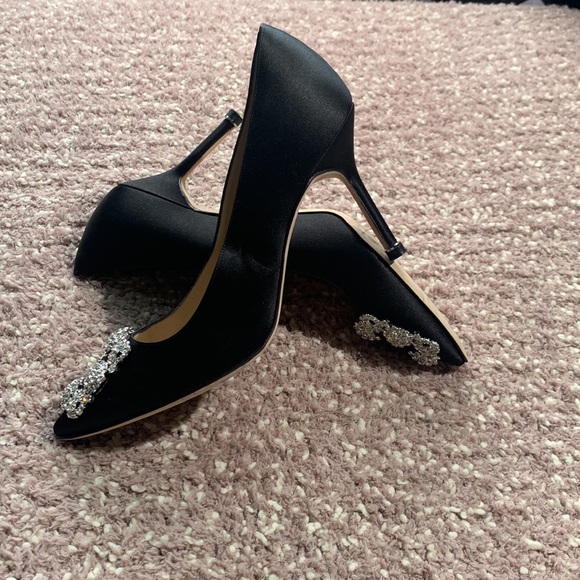 MANOLO BLAHNIK
Hangisi 70mm Pump - Picture 9 of 15